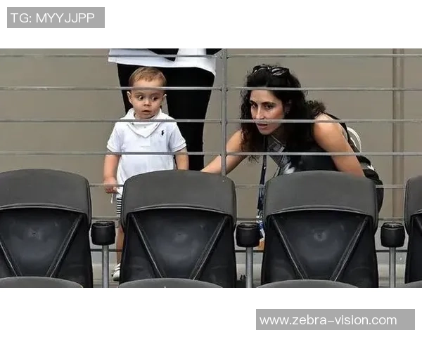 已婚足球球星赛场辉煌家庭温馨双重身份成就传奇人生